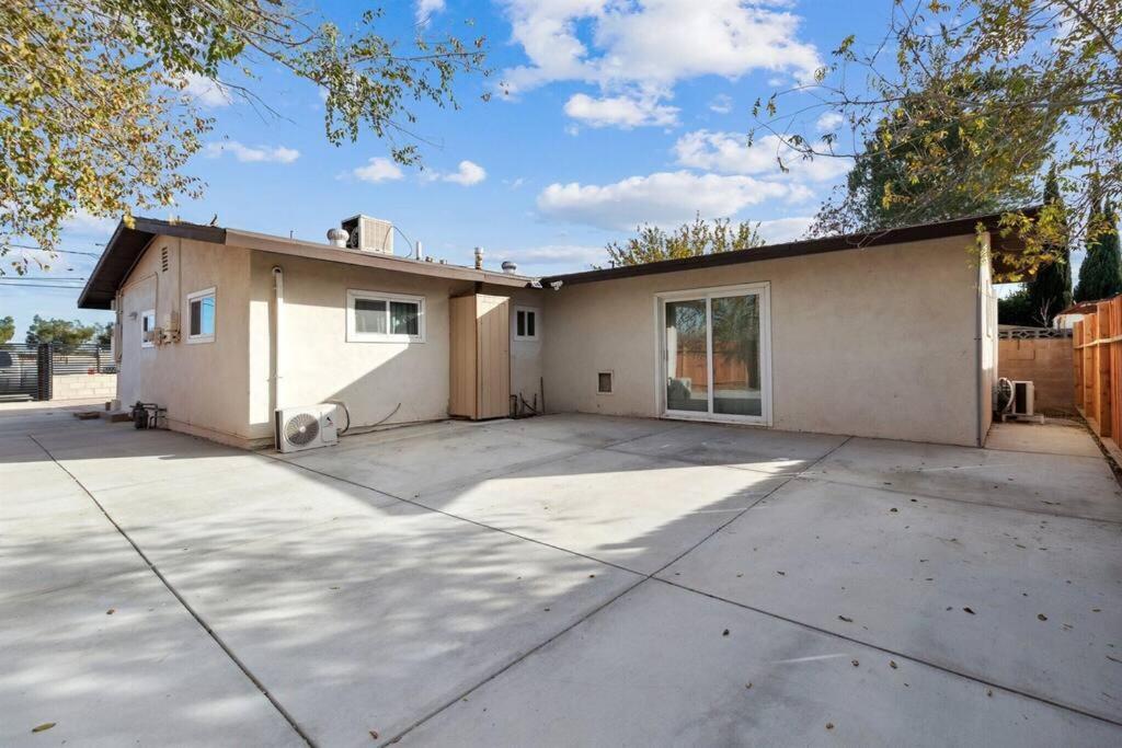 Modern City Ranch 3 Bdrm Family Home Access By Dirt Road Palmdale Zewnętrze zdjęcie