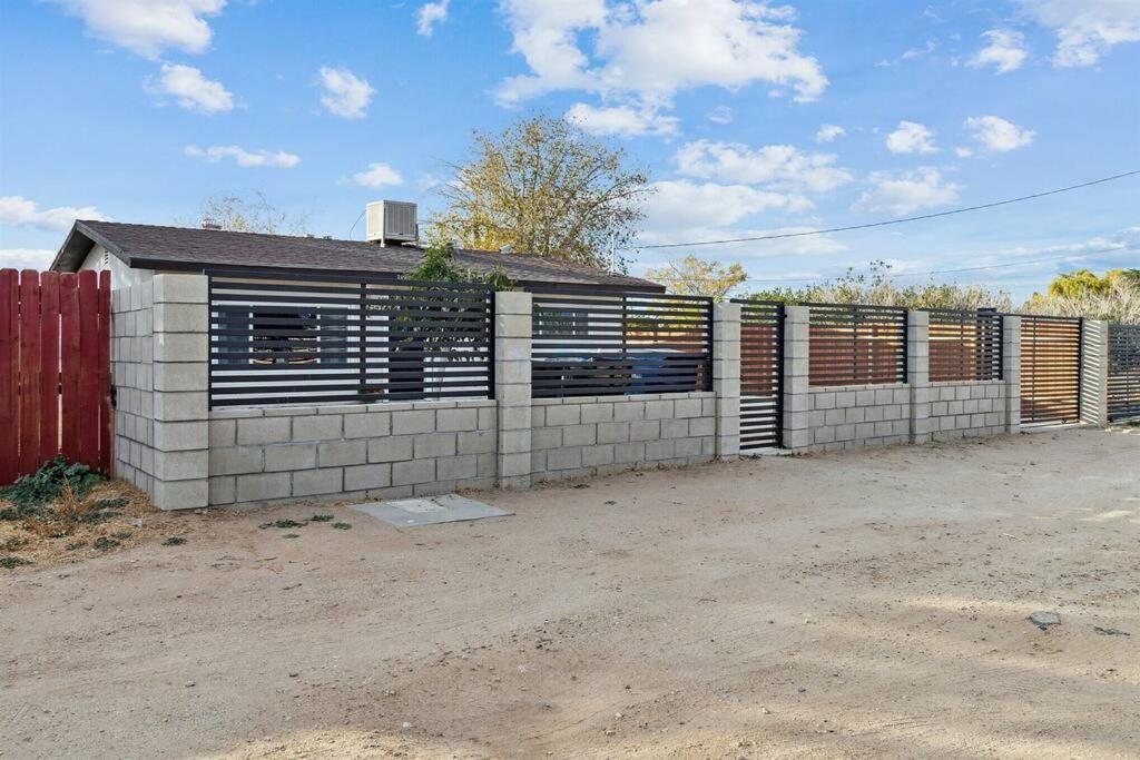 Modern City Ranch 3 Bdrm Family Home Access By Dirt Road Palmdale Zewnętrze zdjęcie